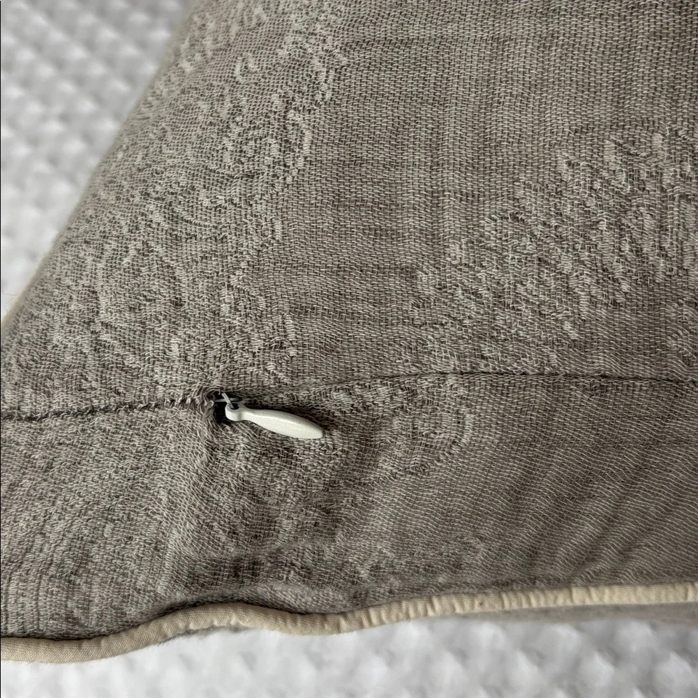 (1) Piu Belle Gray Paisley Throw Euro Sham With Down‎ Pillow Insert 26 x 26 Zip